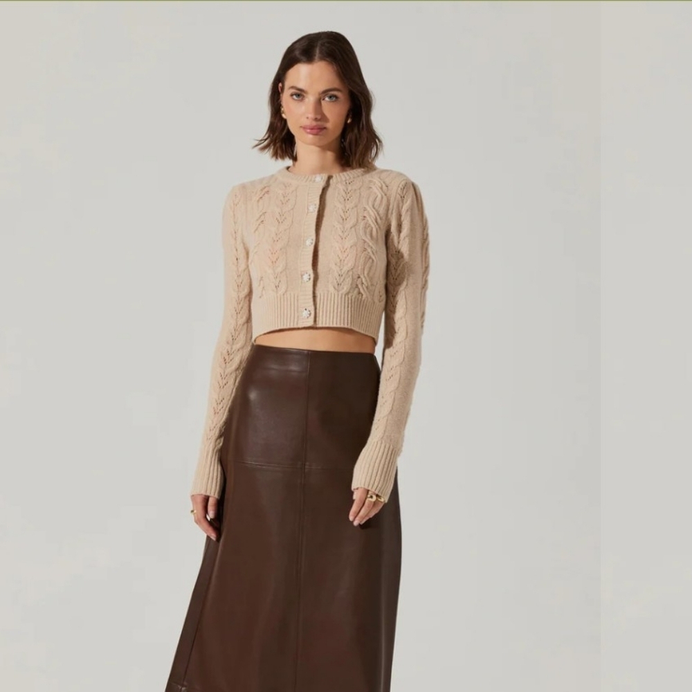 Astr the Label Cable Knit Pearl Button Cropped Cardigan Sweater Tan SZ M